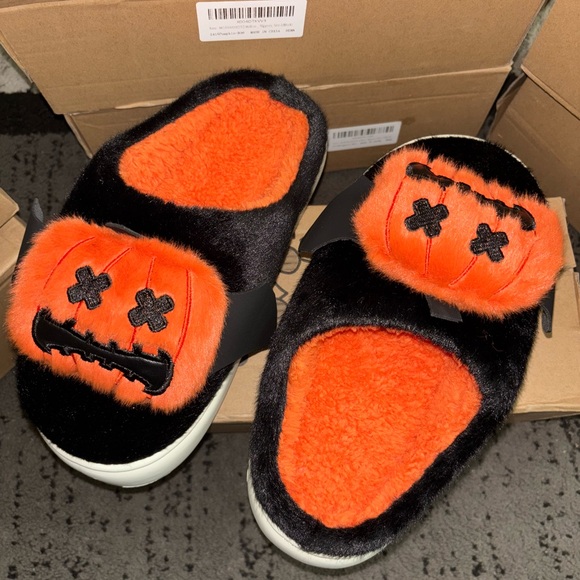 Black and Orange Cute Plushy Halloween Slippers - Picture 4 of 5